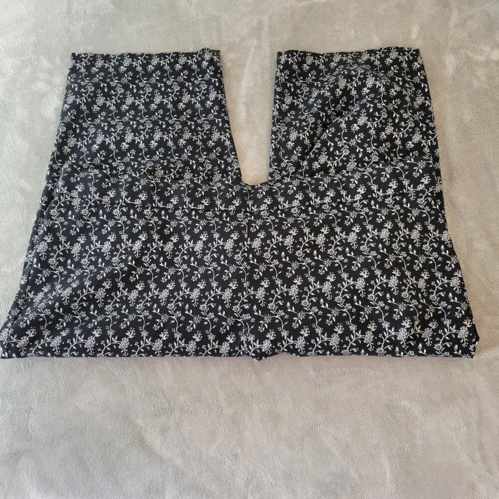 Avenue Women's Plus 28 Black White Floral Capri Pants Pull On Elastic CAP33E